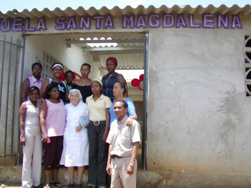 Die Schule heisst "Santa Magdalena" ...